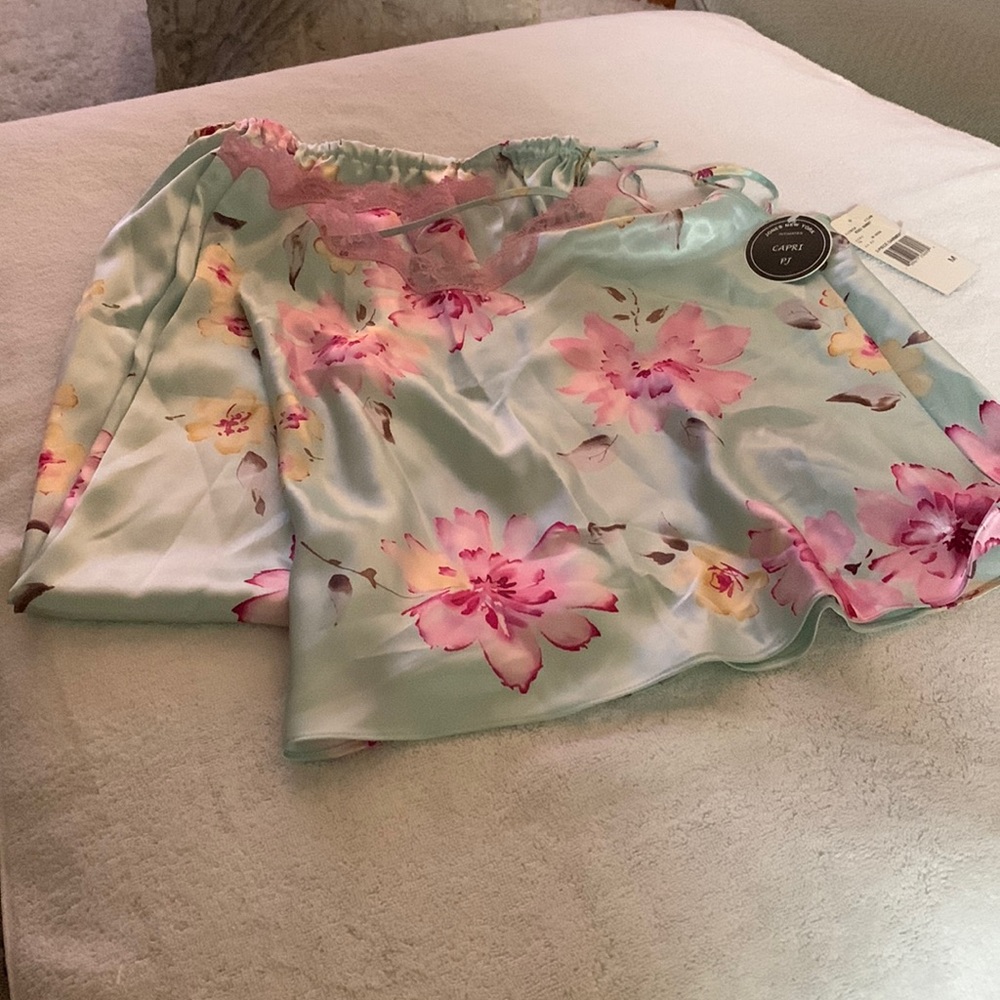Jones New York 2 PC Pajama Set sizes M. Elegant polyester, sleepwear.